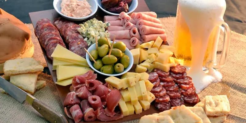 Tabla de picada con fiambres, quesos y aceitunas