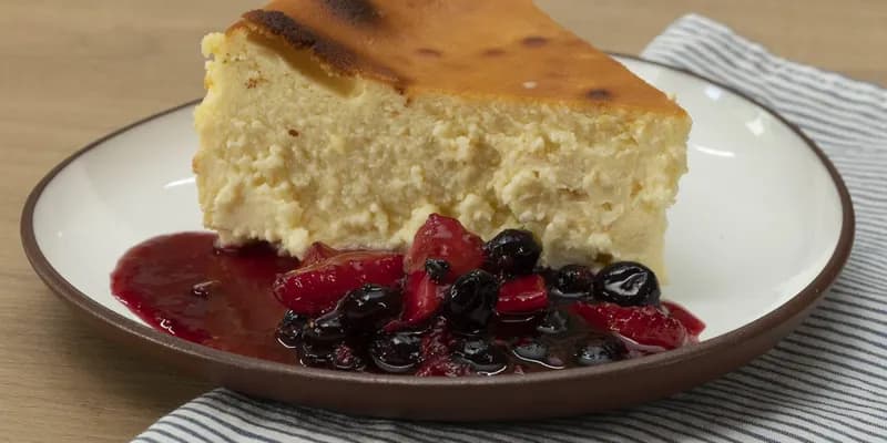 Porción de torta de queso con frutos rojos